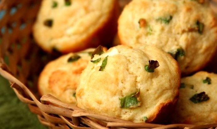 Маффины с зеленым луком и козьим сыром