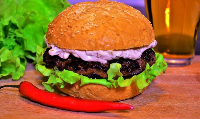 Гамбургер с греческим соусом «Тирокафтери»