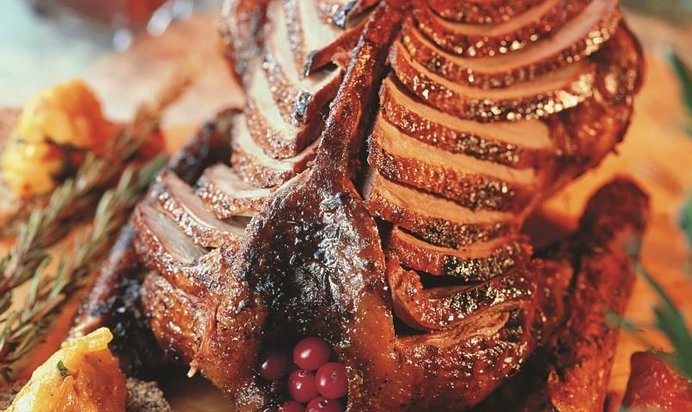 Жареный гусь с банановым хлебом и чатни