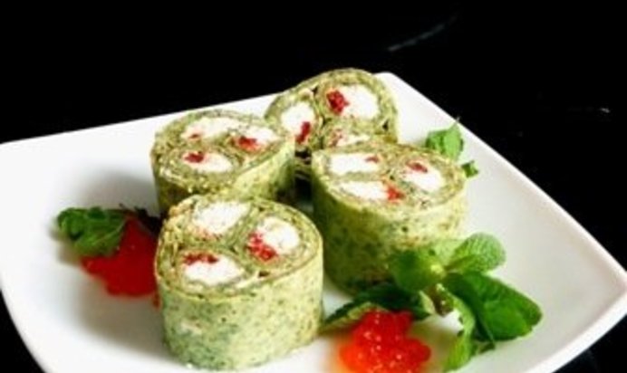 Закусочные шпинатные блинчики с фетой,творогом и вялеными помидорами