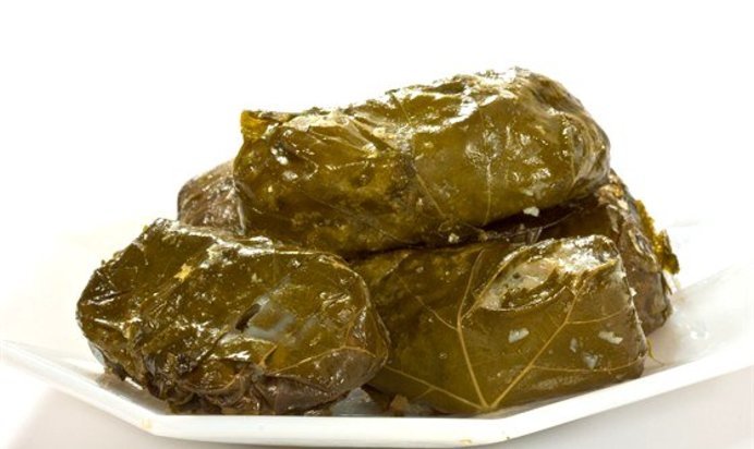 Филе синеглазки в виноградных листьях с лимонно-укропным маслом