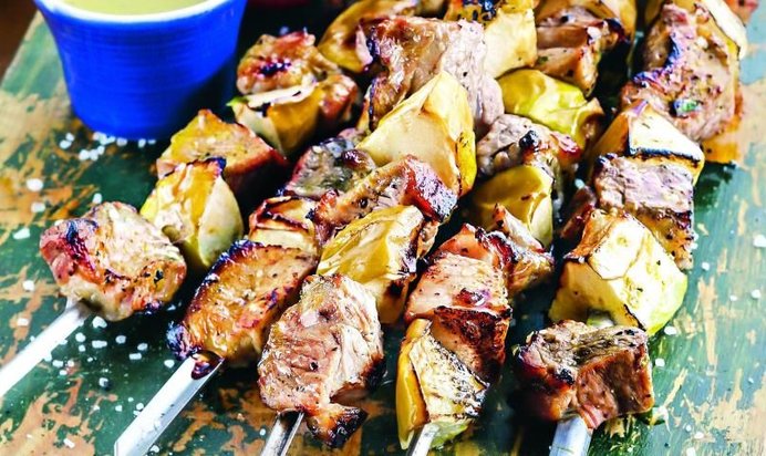 Шашлык из свиной лопатки с яблоками