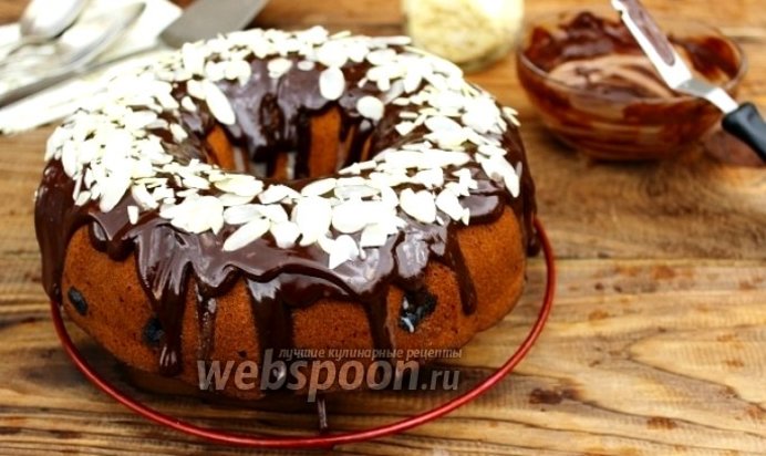 Кекс с вермутом и виноградом с шоколадной глазурью