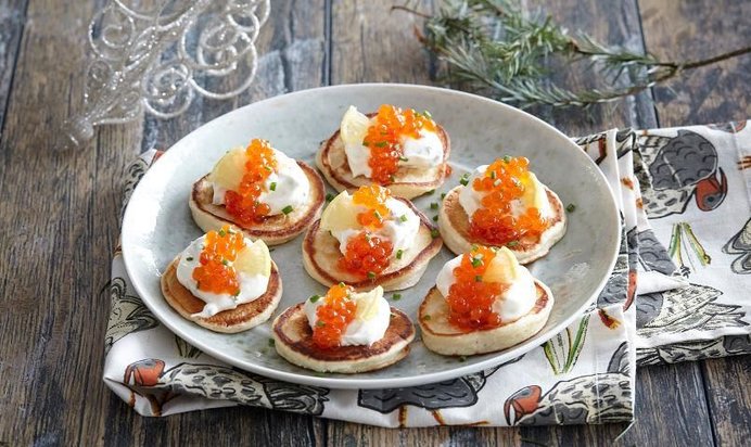 Мини-блинчики со сметанным кремом и икрой