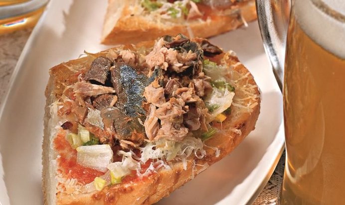 Горячие бутерброды с рыбными консервами