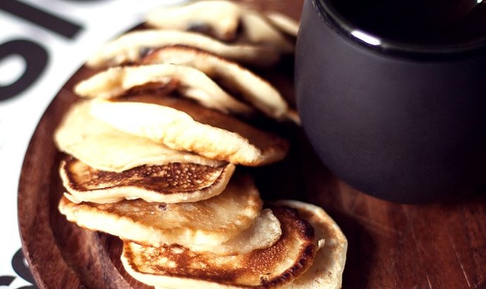 Оладьи с яблоком и фундуком