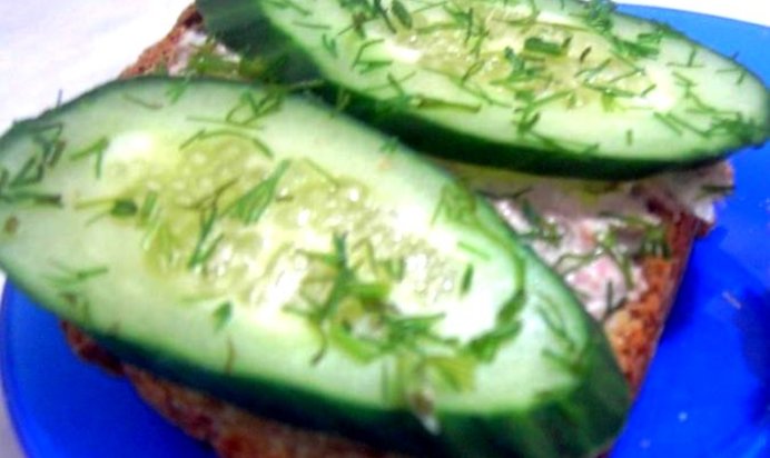 Бутерброды с паштетом и огурцом