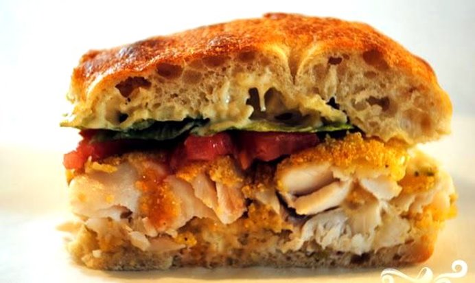 Сэндвич с рыбой и соусом