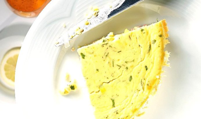 Омлет со сметаной на сковороде