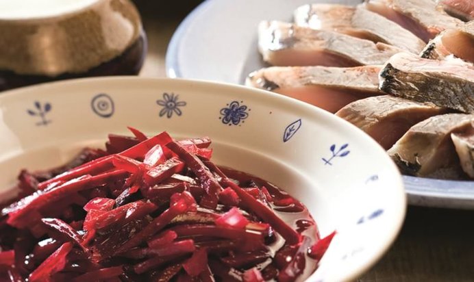 Свекла, тушенная с красным вином, и балтийская сельдь