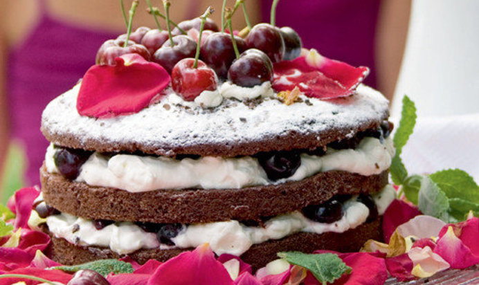 Шоколадный торт с черешней