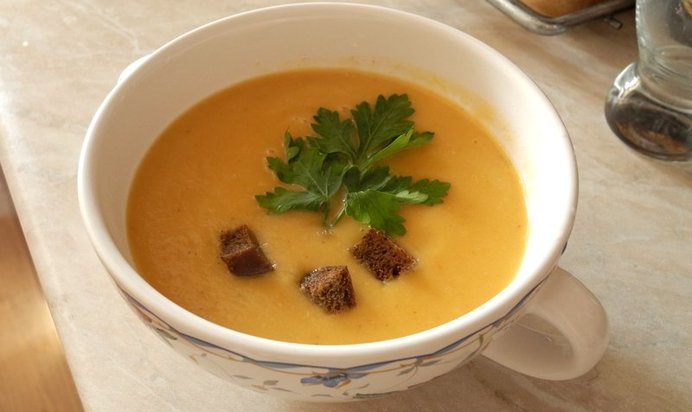 Лёгкий овощной суп-пюре с цукини и ржаными гренками