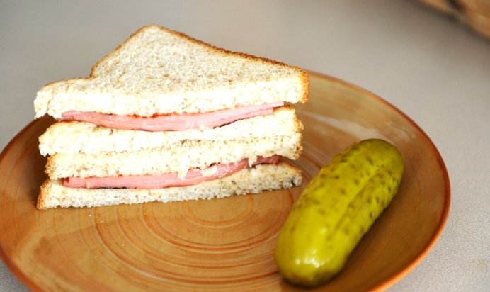 Бутерброды с вареной колбасой