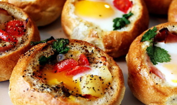 Яйца и бекон, запеченные в хлебе