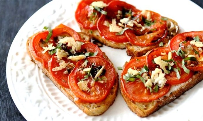 Открытый бутерброд с запеченными помидорами, сыром и бальзамическим уксусом