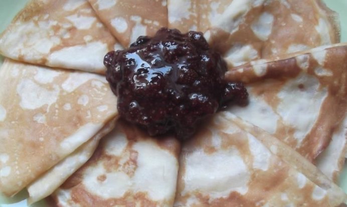 Постные блинчики с земляничным вареньем