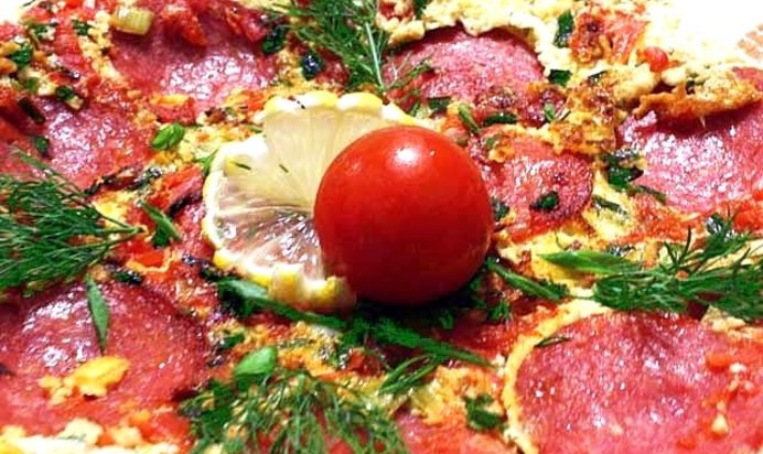 Омлет с колбасой и помидорами