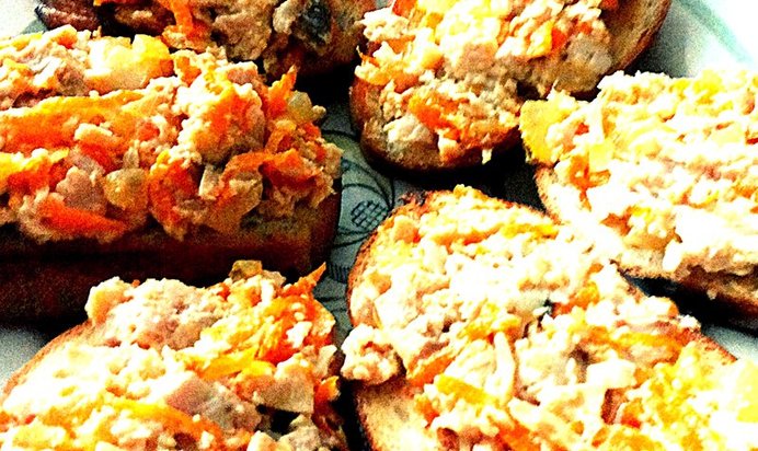 Гренки с печенью трески, морковью и луком