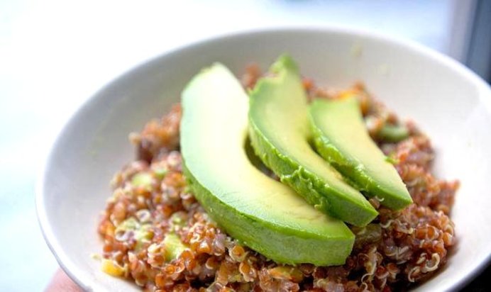 Квиноа с авокадо и сухофруктами