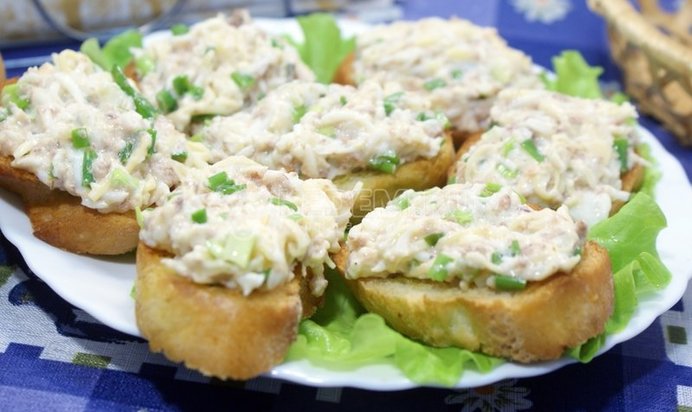 Заварные пирожные с виноградом и сливками