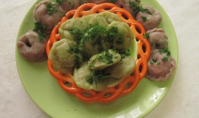 Цветные пельмени с томатным соусом