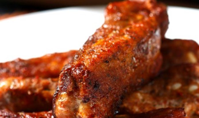 Свиной окорок, запеченный с соусом барбекю и луком