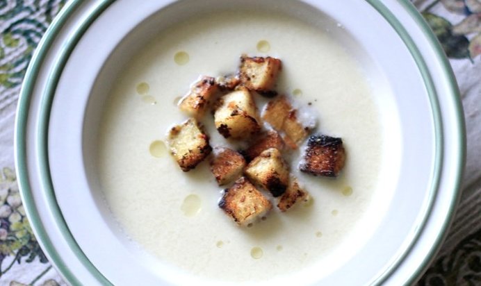 Суп-пюре из цветной капусты с горчичными гренками