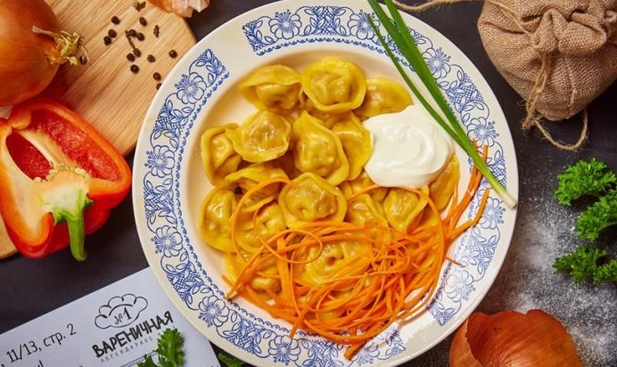 Морковные пельмени с печеными овощами