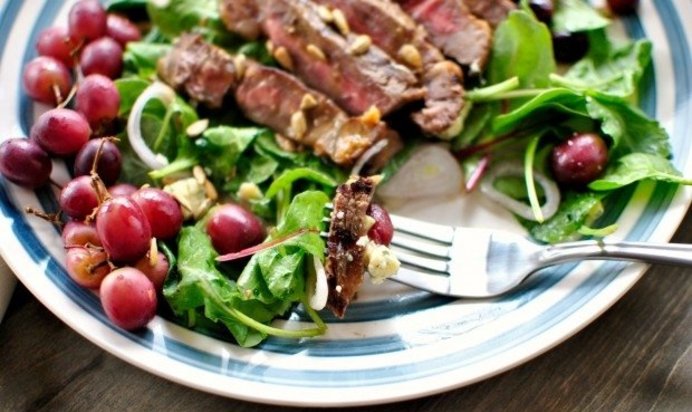 Салат с сыром и виноградом