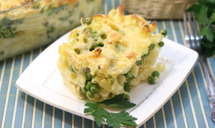 Запеканка из макарон с сыром и зеленым горошком