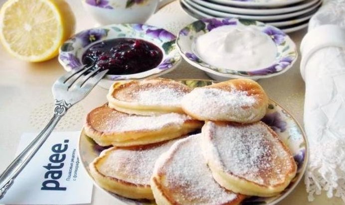 Лимонные оладьи с вишневым джемом