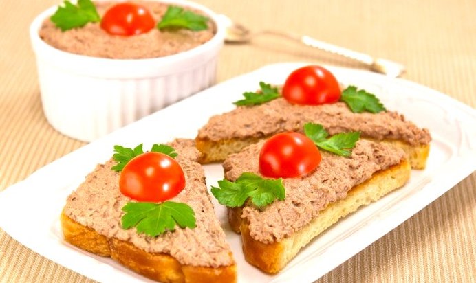 Бутерброды с паштетом из куриной печени