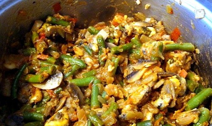 Овощное рагу с грибами и мидиями