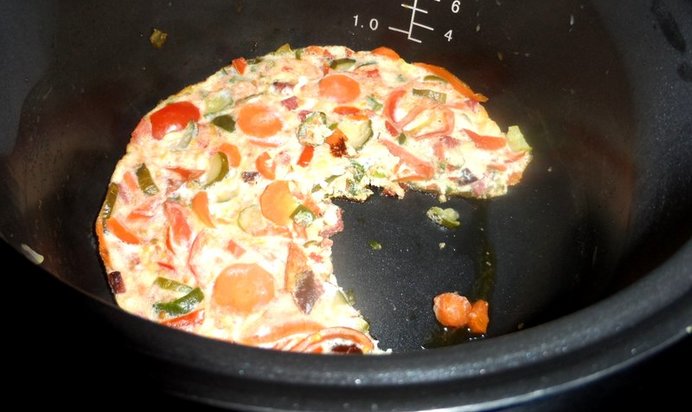 Омлет с овощами и колбасой в мультиварке