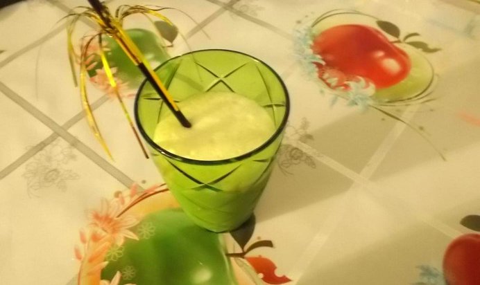 Коктейль молочный с бананом и мёдом