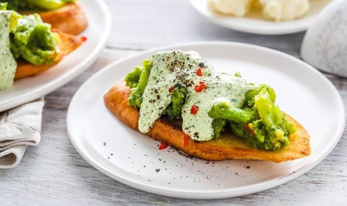 Открытый бутерброд с сыром и пюре из брокколи