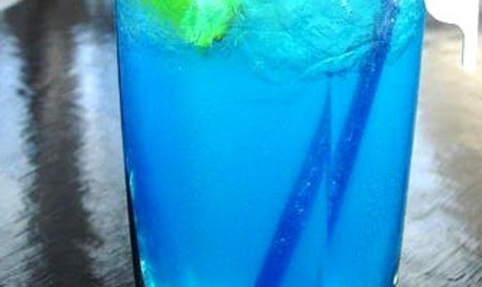 Коктейль «Голубая лагуна» с ананасом