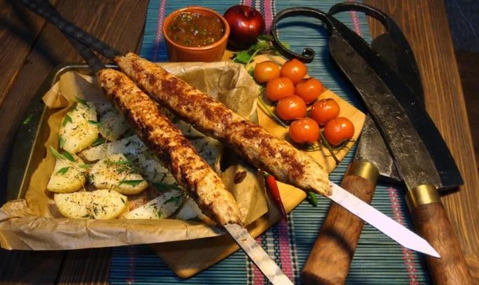 Chicken-бифштекс на шампуре с соусом ткемали и картофелем с тимьяном на гриле