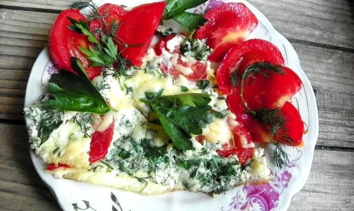 Омлет с помидорами сыром и зеленью