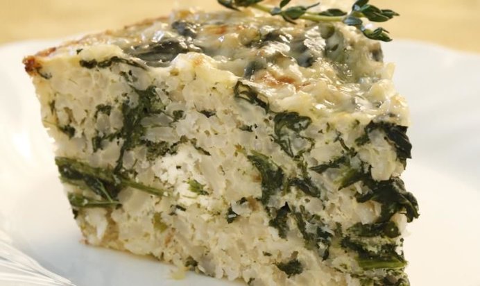 Запеканка из коричневого риса со шпинатом и фетой