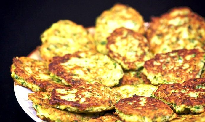 Кабачковые оладьи с козьим сыром