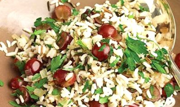 Плов из дикого риса с розмарином и красным виноградом