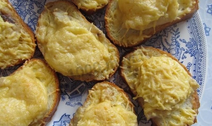 Горячие бутерброды с рыбным филе и сыром