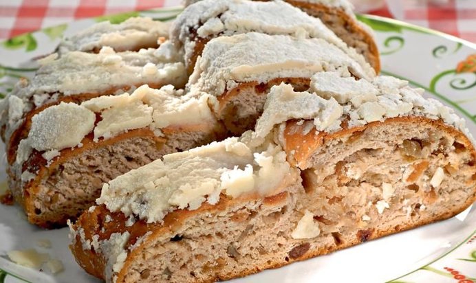 Кекс с орехами и изюмом