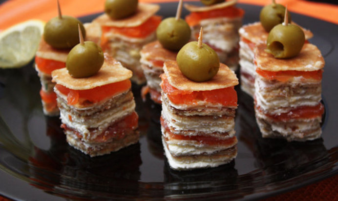 Канапе из блинов на шпажках