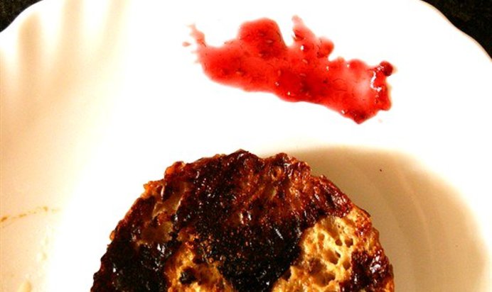 Зерновые гренки с малиновым джемом