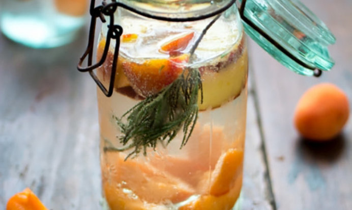 Детоксная вода с персиками и абрикосами