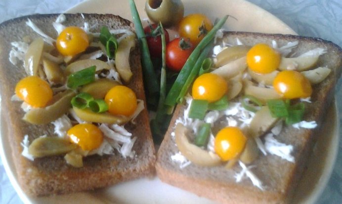 Бутерброды с курицей и оливками