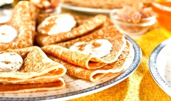 Тонкие блинчики из каштановой муки с рикоттой и медом