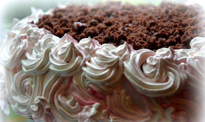 Торт Именинный c шоколадным кремом и вишней